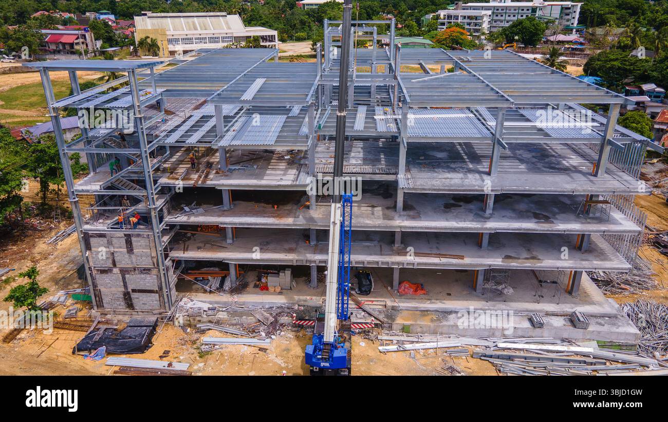 Gru da costruzione e telaio in acciaio di un nuovo edificio commerciale in costruzione Foto Stock