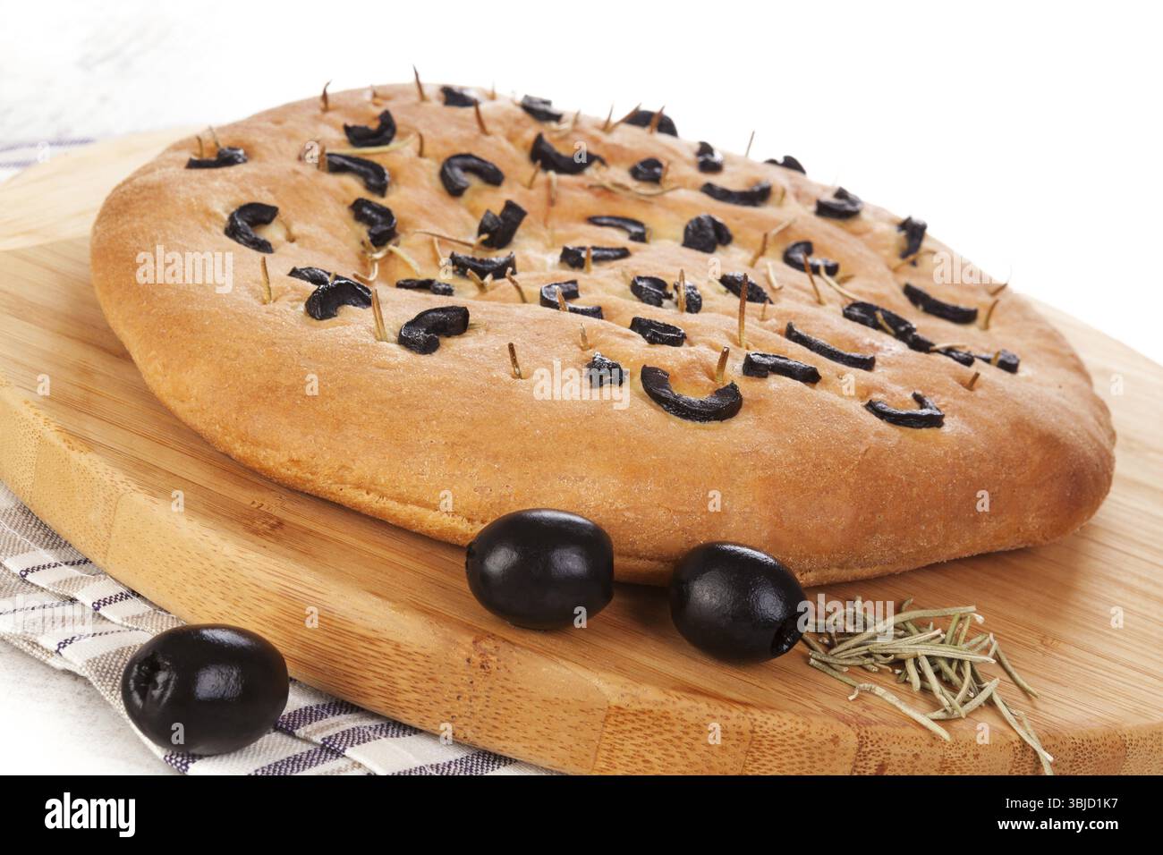 Focaccia italiana con olive nere su un tagliere di legno Foto Stock