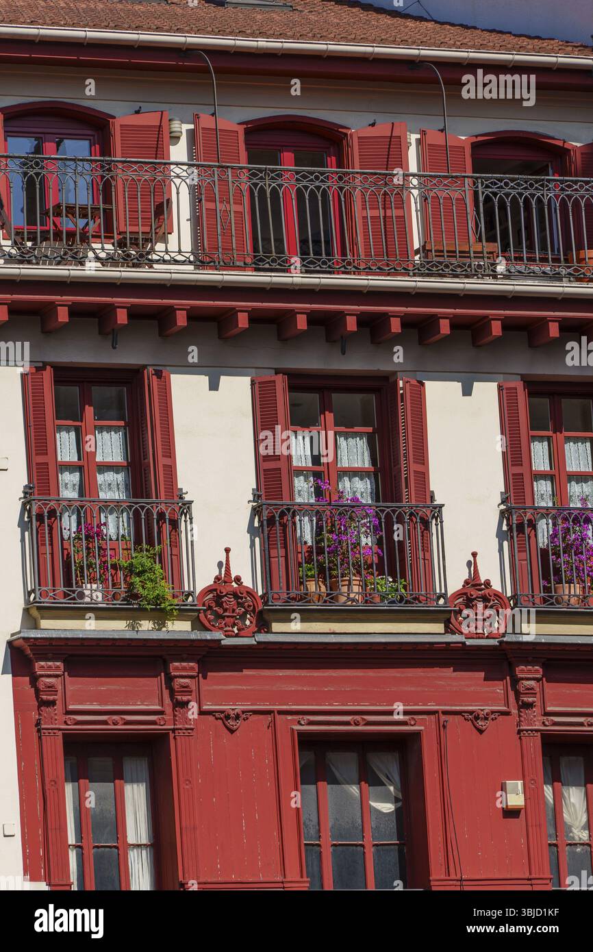 Edificio decorato in stile nostalgico con facciata uniforme e balconi ornati, Bilbao, Paesi Baschi, Spagna, Europa Foto Stock