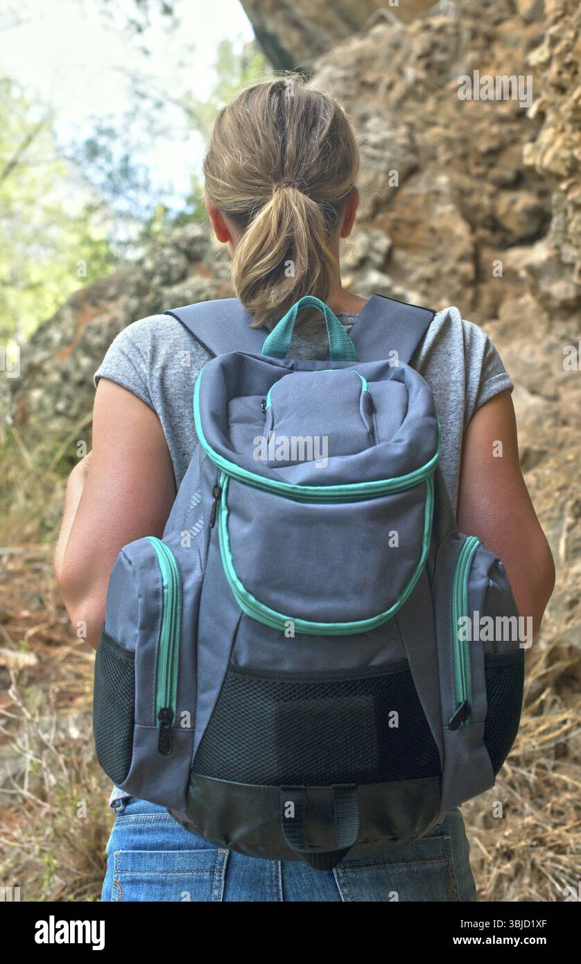 Donna con zaino che ama la natura. Vista posteriore Foto Stock
