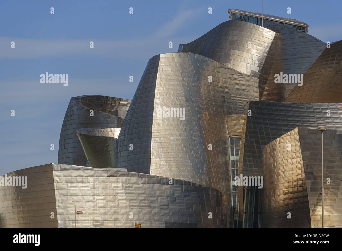 Edificio con superfici curve in metallo argento in architettura moderna, Bilbao, Paesi Baschi, Spagna, Europa Foto Stock