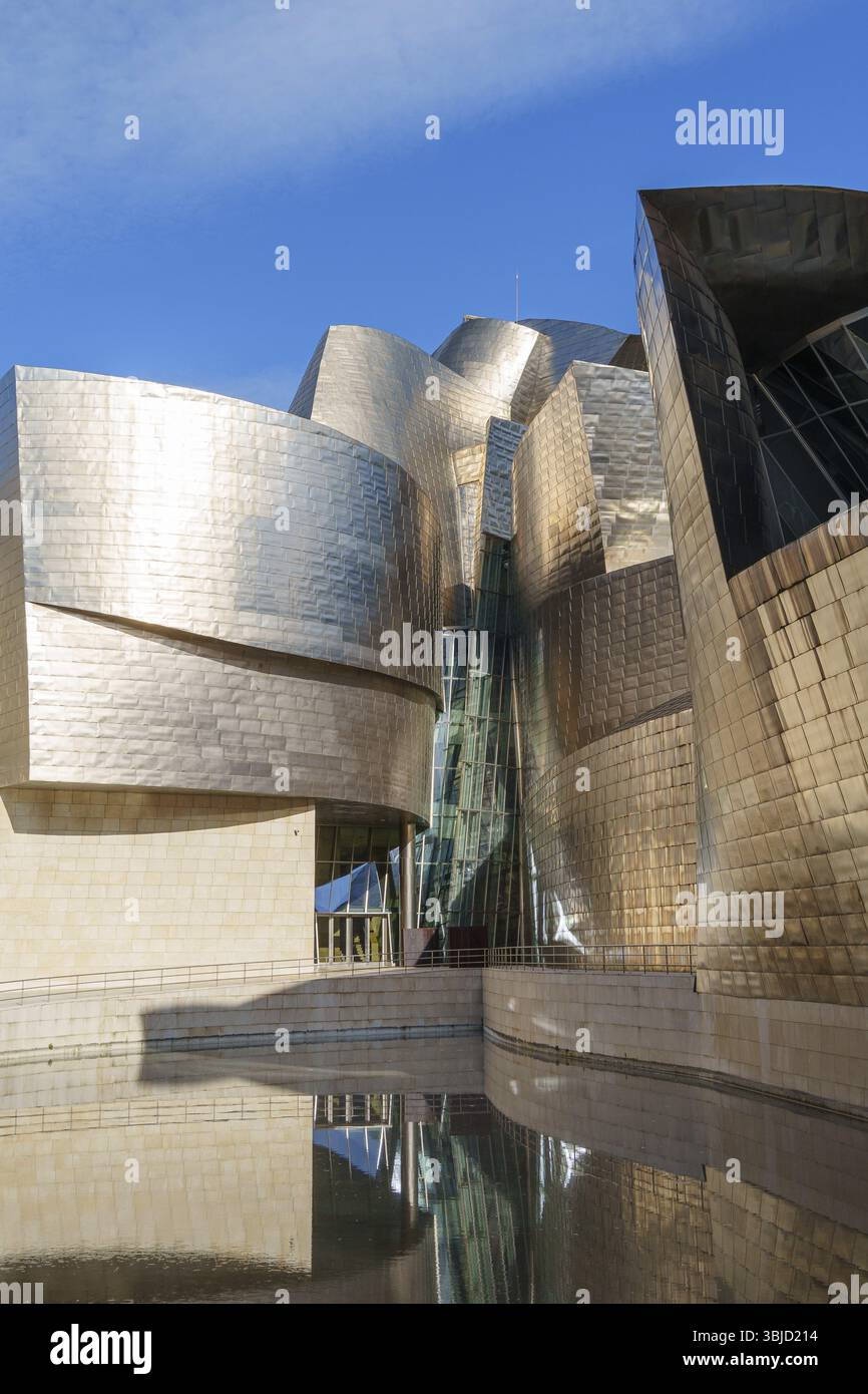 Edificio con strutture a onde metalliche e riflessione d'acqua, Bilbao, Paesi Baschi, Spagna, Europa Foto Stock