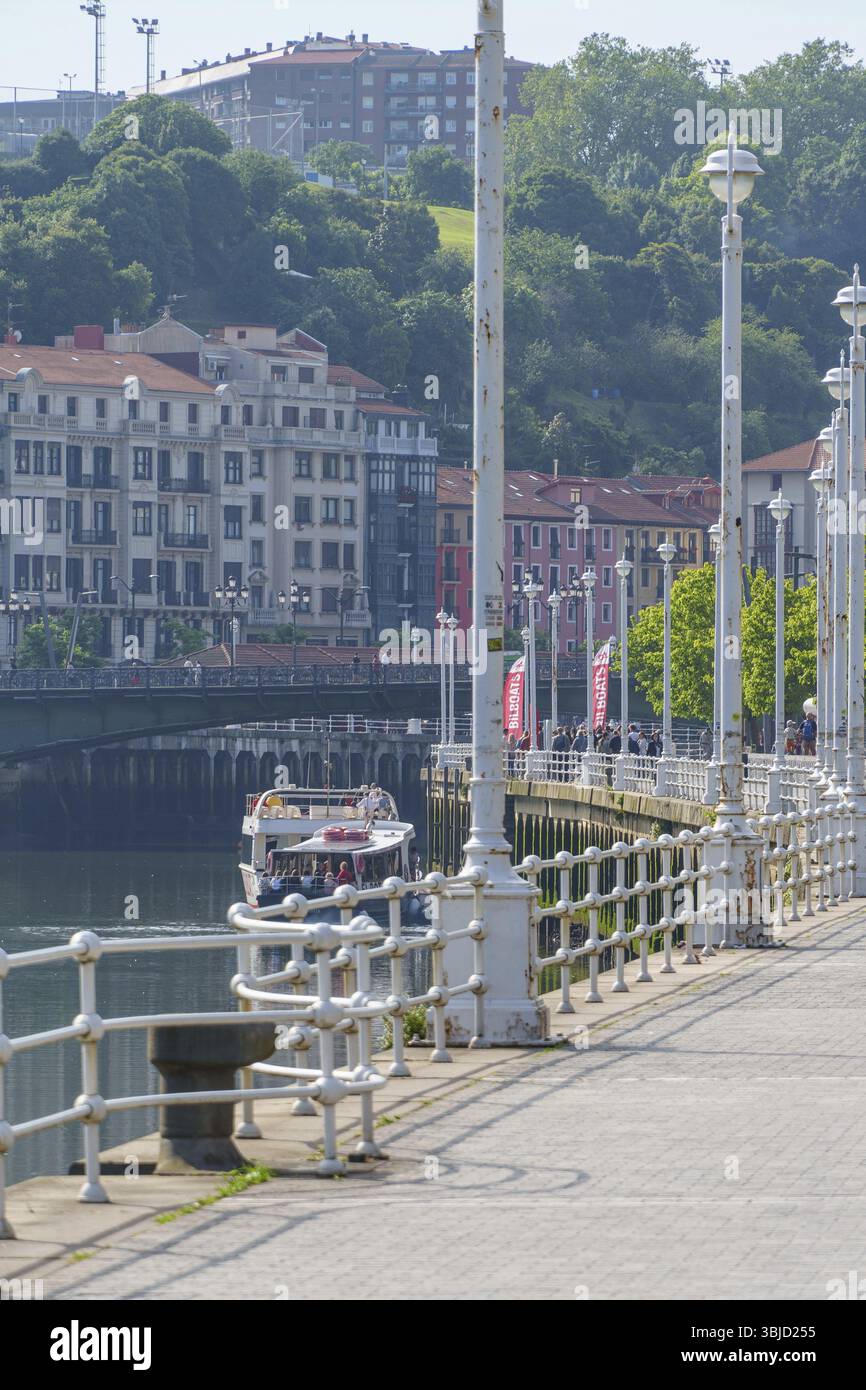 Passeggiata lungo il fiume con barche e architettura storica, Bilbao, Paesi Baschi, Spagna, Europa Foto Stock