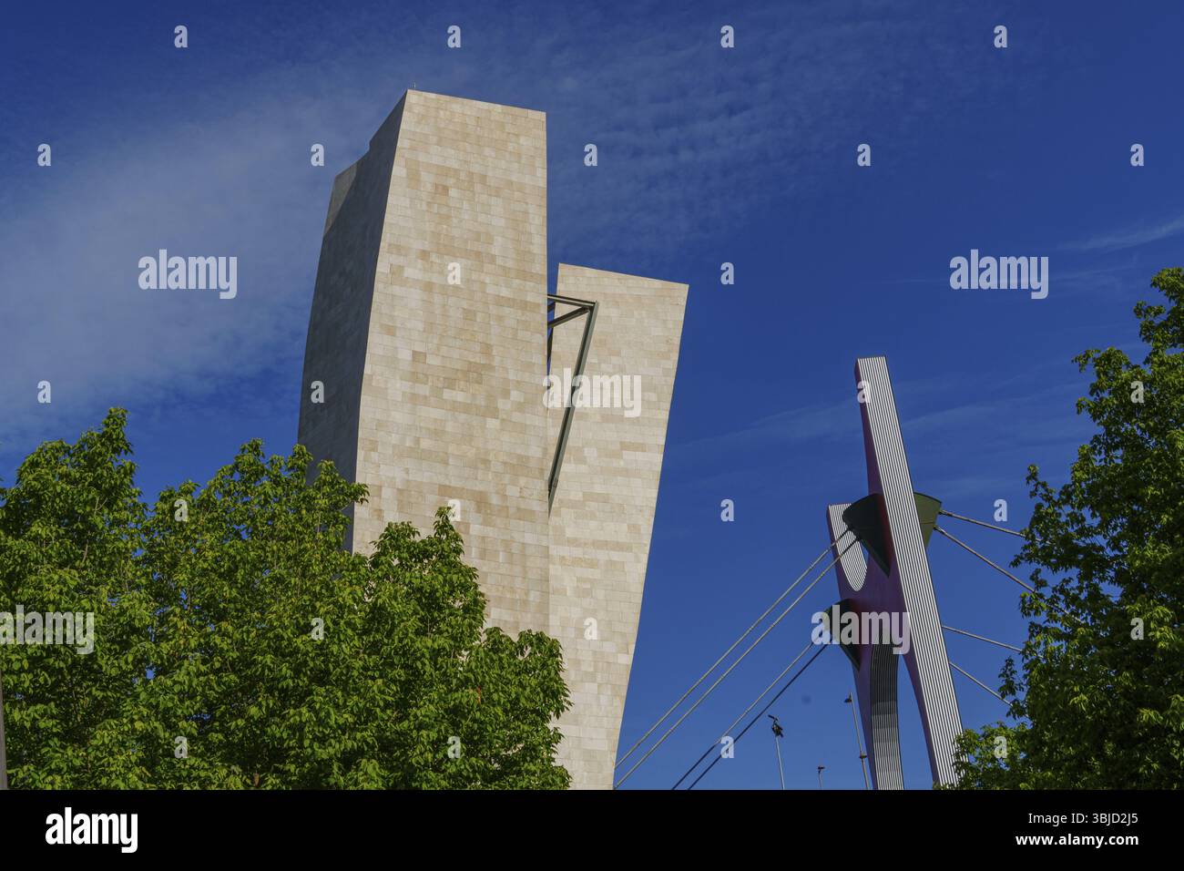 Edifici scultorei ed elementi di ponte contro un cielo limpido, Bilbao, Paesi Baschi, Spagna, Europa Foto Stock