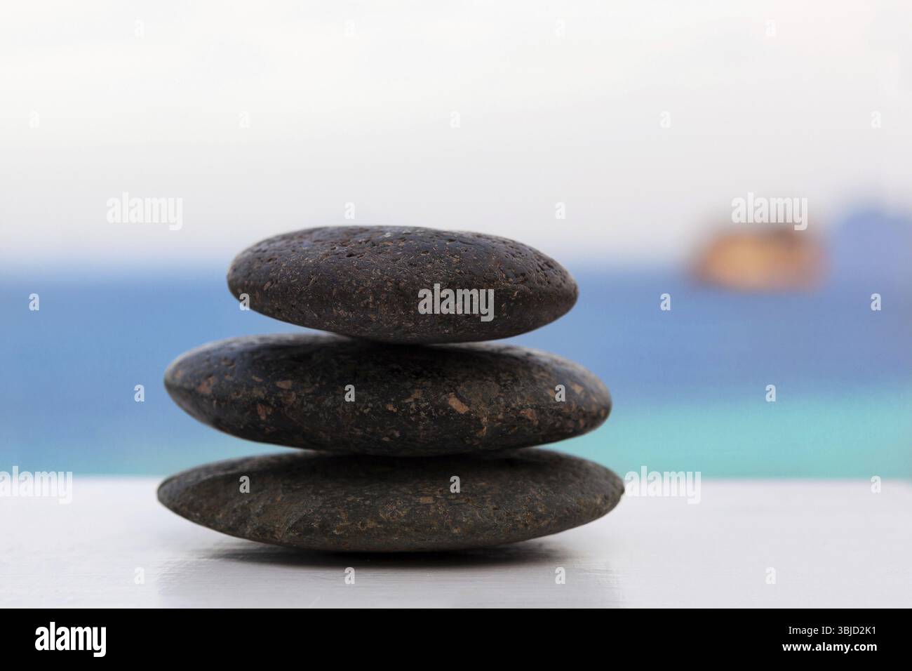 Pila di rocce sulla spiaggia tropicale. Zen, semplicità, spiritualità ed equilibrio. Zen Foto Stock