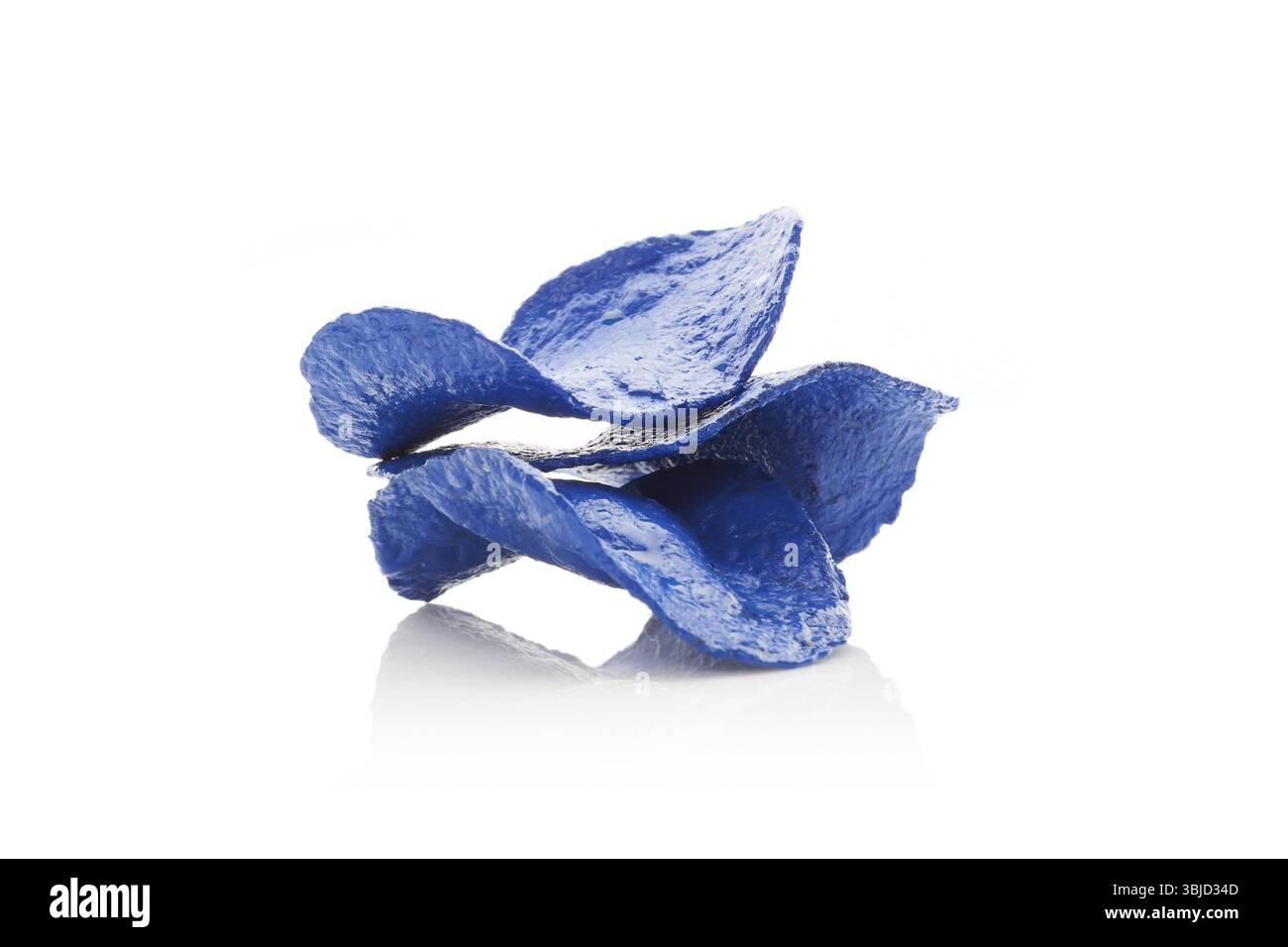Trucioli blu isolati su sfondo bianco. Mercato azionario, finanza e concetto di investimento Foto Stock