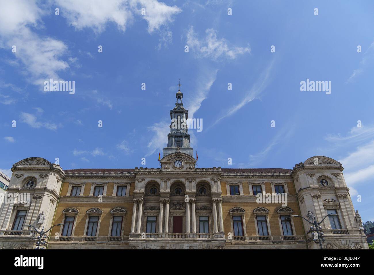 Edificio impressionante con torre e decorazioni elaborate contro un cielo blu, Bilbao, Paesi Baschi, Spagna, Europa Foto Stock