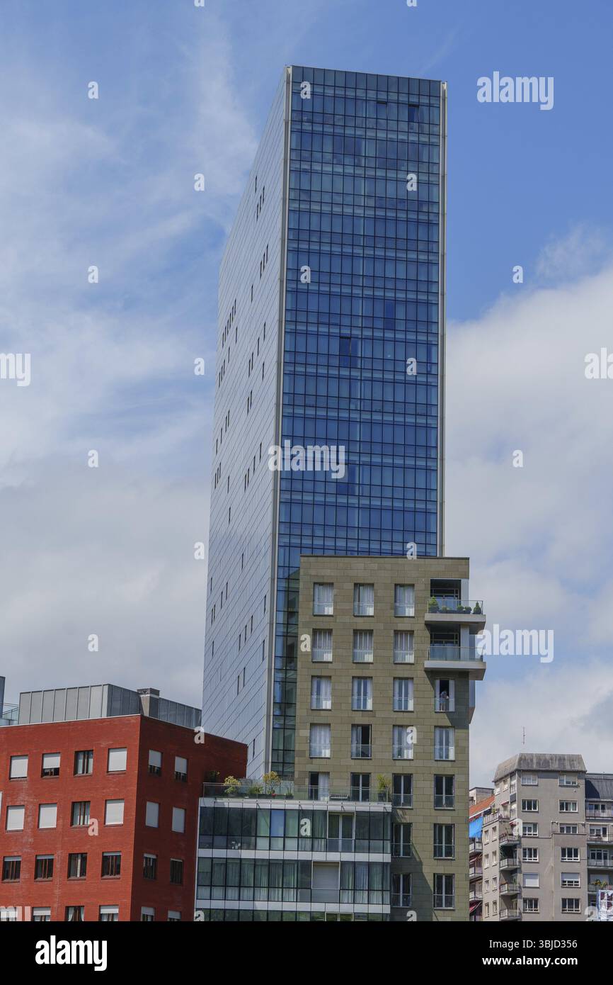 Edificio alto e sottile con facciata in vetro blu e ambiente urbano, Bilbao, Paesi Baschi, Spagna, Europa Foto Stock