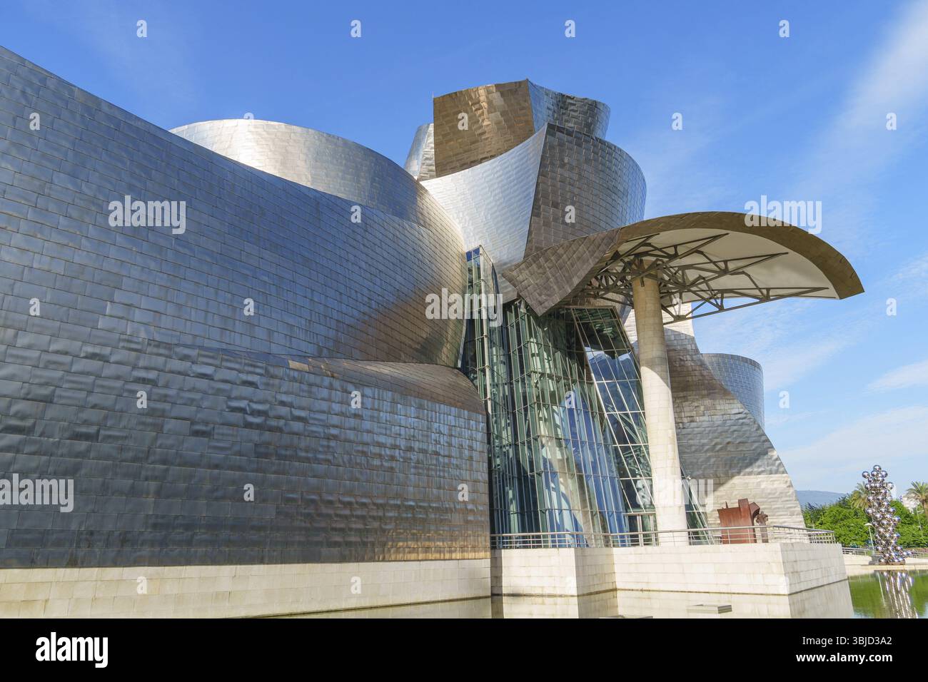 Edificio futuristico con acciaio e vetro sotto un cielo blu, Bilbao, Paesi Baschi, Spagna, Europa Foto Stock