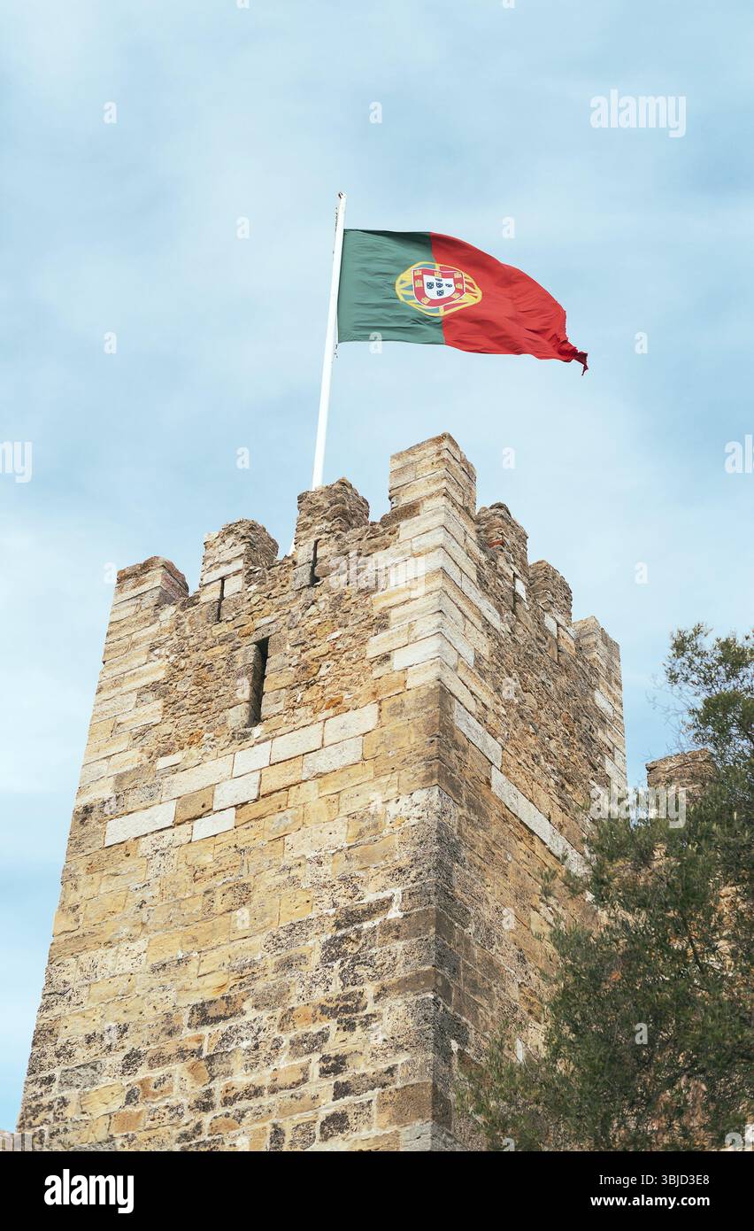 Castello di San Giorgio con bandiera portoghese a Lisbona Foto Stock