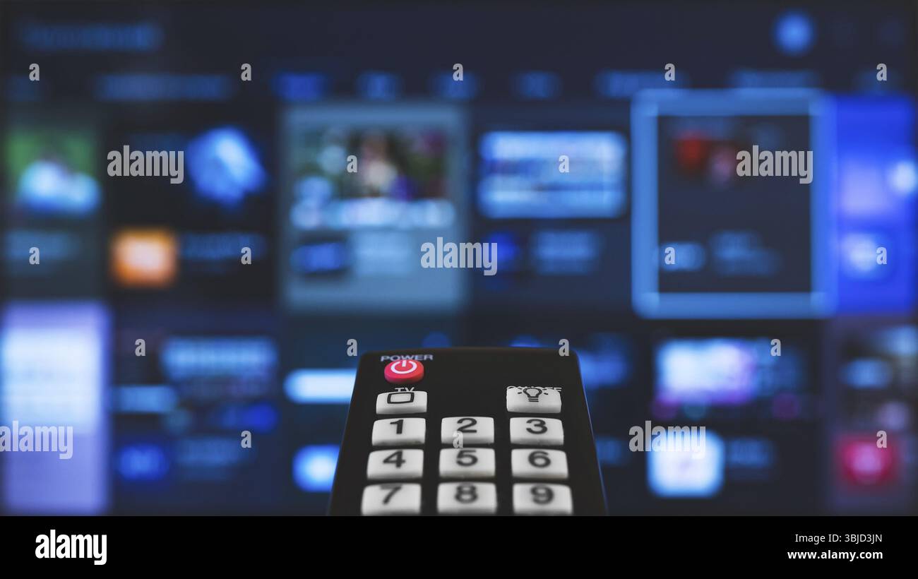 Telecomando con puntamento su Smart TV Foto Stock
