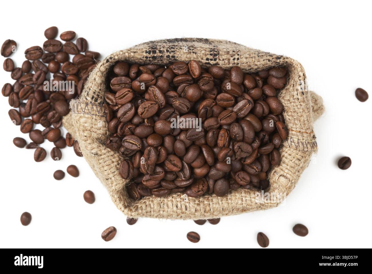 Fagioli di caffè marroni in sacco isolati su sfondo bianco, vista dall'alto. Caffè culinario di sottofondo Foto Stock