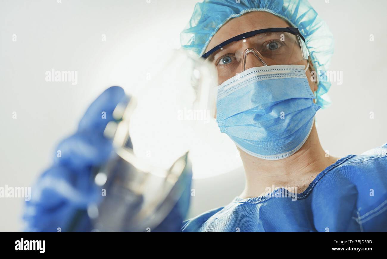Anestesista maschile che fornisce maschera antigas al paziente Foto Stock