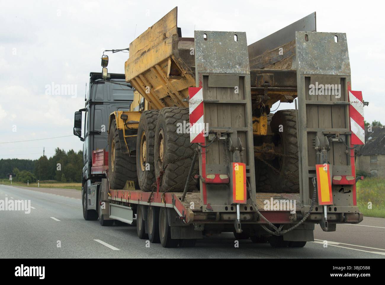 Autocarro pesante con rimorchio in autostrada Foto Stock