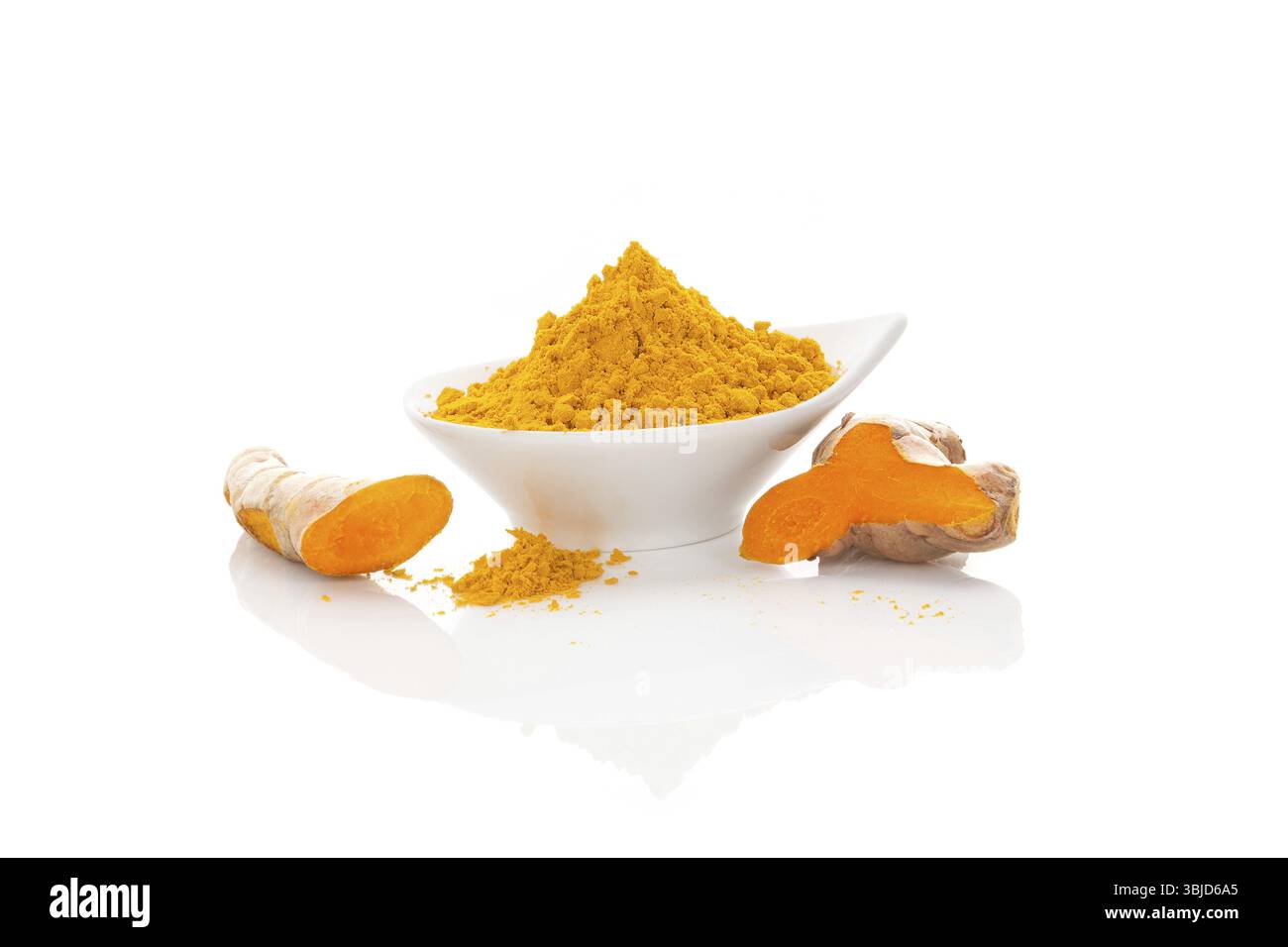 Curcuma fresca e asciutta in una ciotola bianca isolata su sfondo bianco. Spezie culinarie asiatiche. Medicina tradizionale ayurvedica Foto Stock