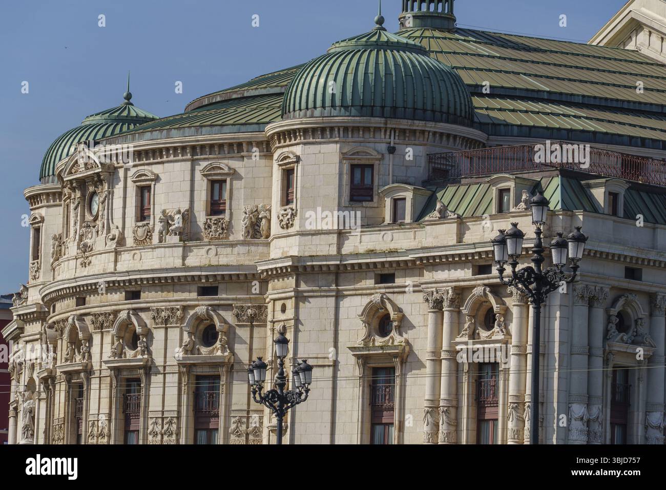 Edificio classico con cupole e facciata ornata in una città, Bilbao, Paesi Baschi, Spagna, Europa Foto Stock