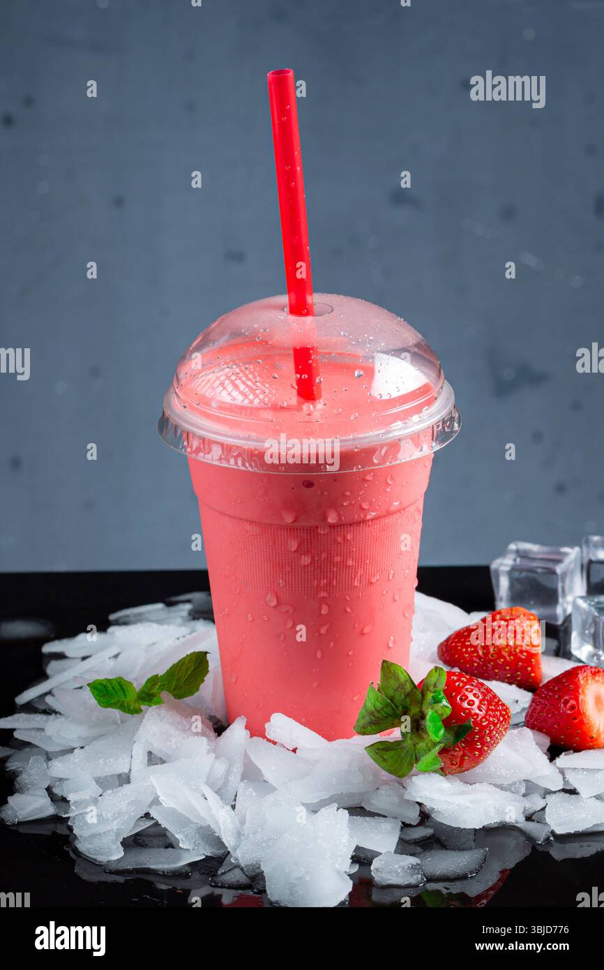 Frullato di fragole, fragola con latte freddo. Foto Stock