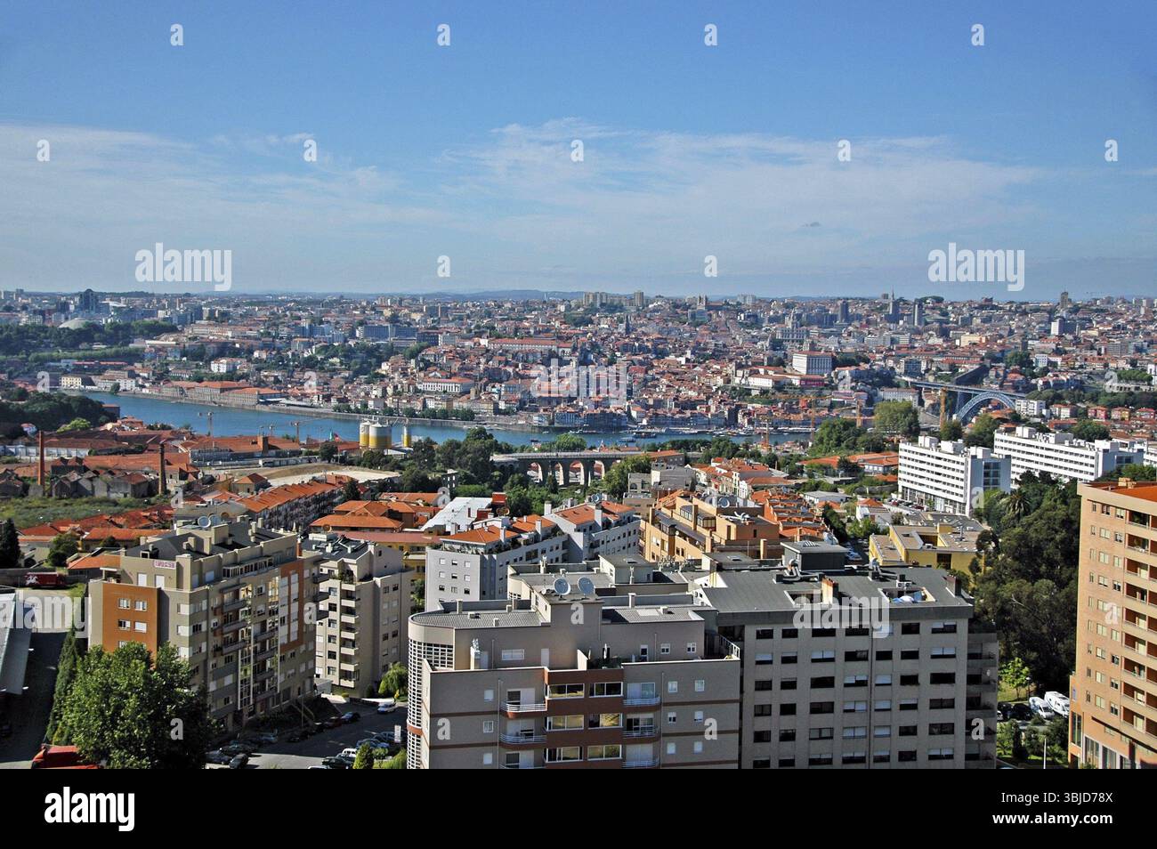 Porto è una città affascinante situata sulle colline alla foce del fiume Douro. È un sito patrimonio dell'umanità dell'UNESCO grazie ai suoi edifici storici e al suo re Foto Stock