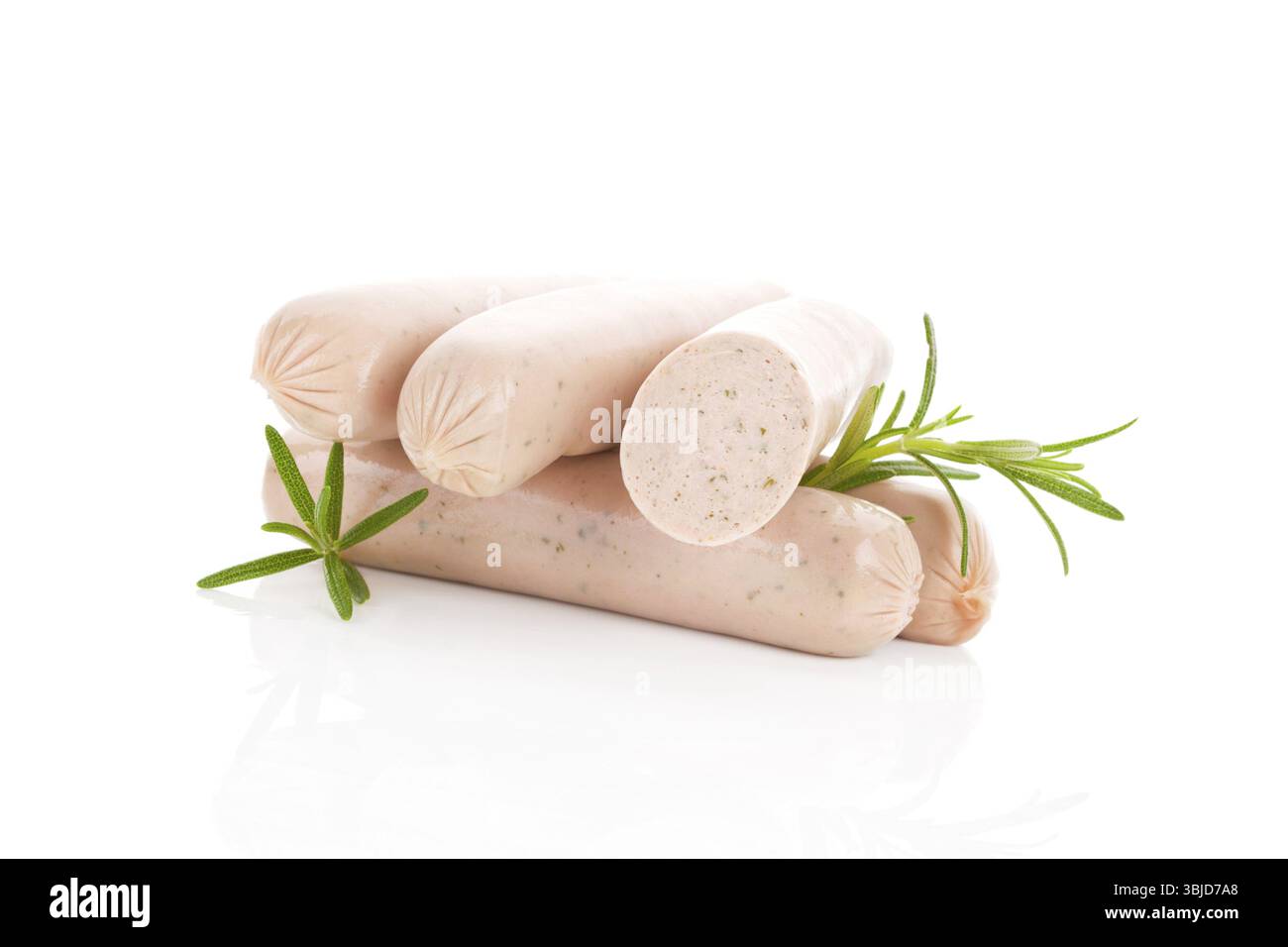 Diverse salsicce bratwurst tedesche tradizionali isolate su sfondo bianco Foto Stock