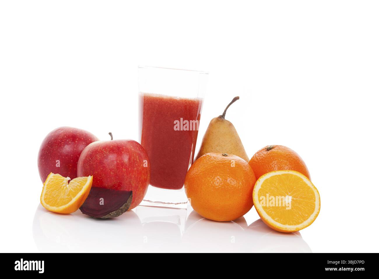 Succo multivitaminico. Frutta fresca e succo in vetro isolato su sfondo bianco. Pera matura, mela e succo d'arancia Foto Stock