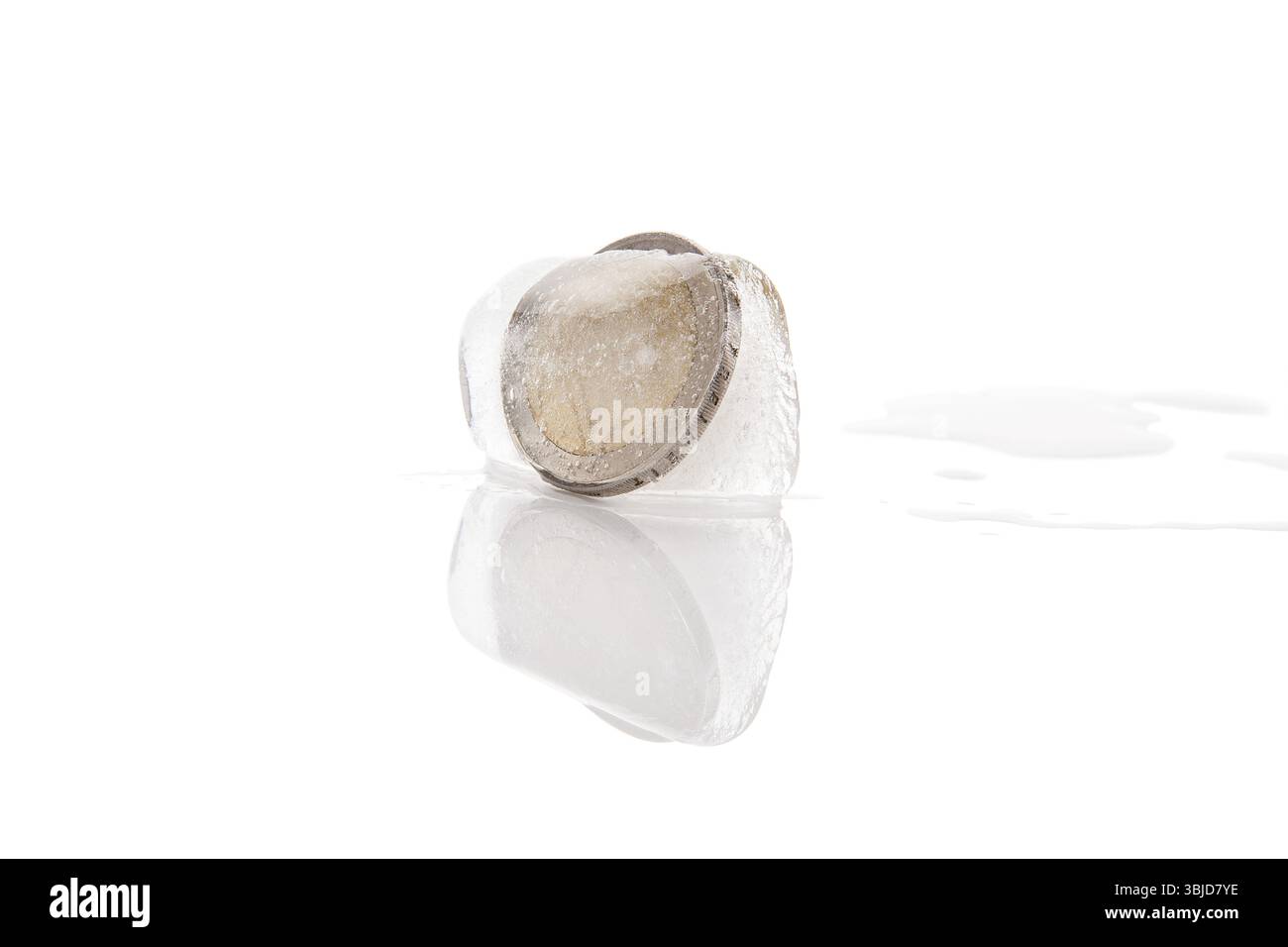 Moneta in euro congelata in cubetti di ghiaccio isolati su sfondo bianco. Conto congelato, economia di fusione e flusso di denaro trasparente Foto Stock