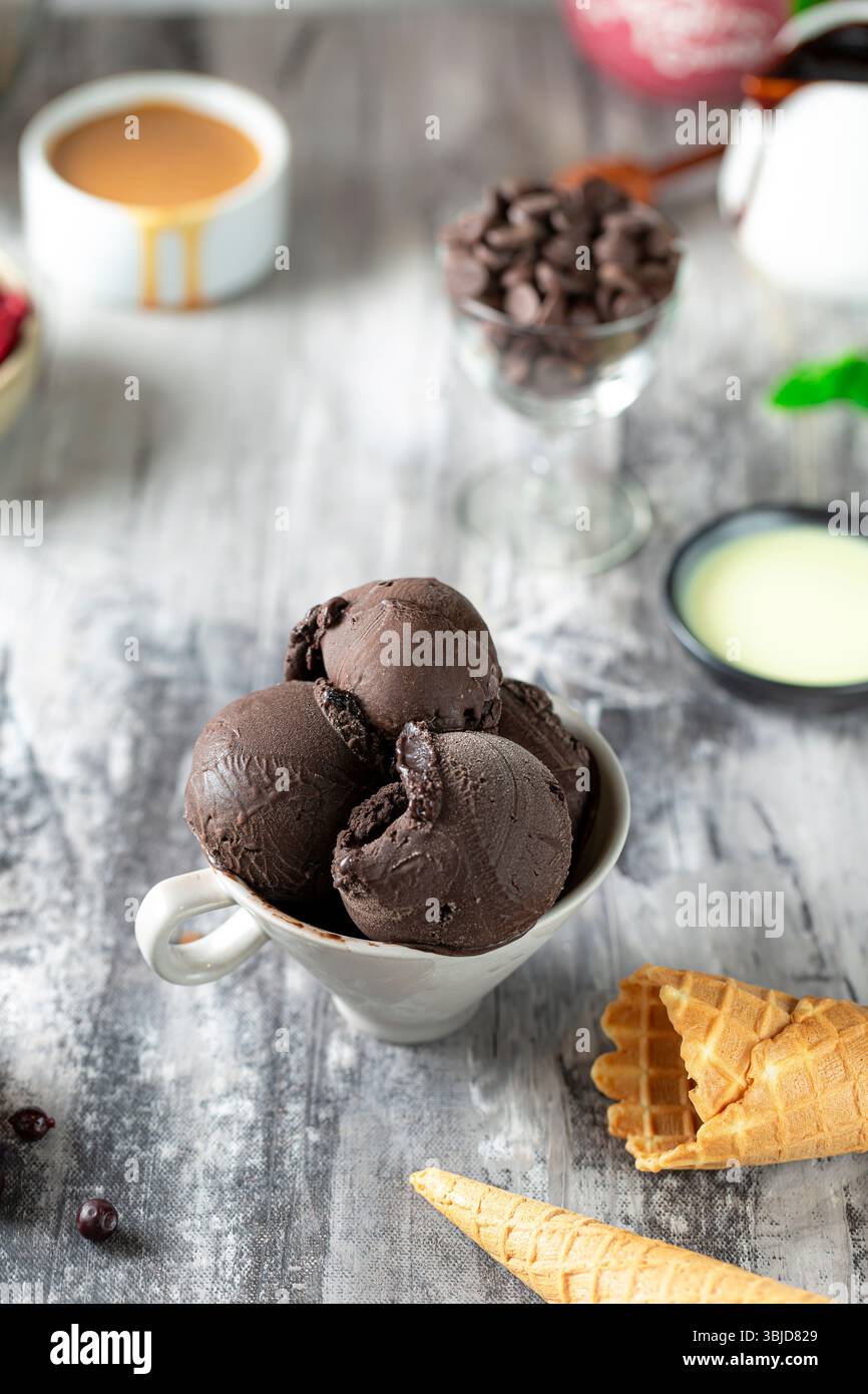 Gelato al cioccolato fondente, autentico gelato italiano. Foto Stock