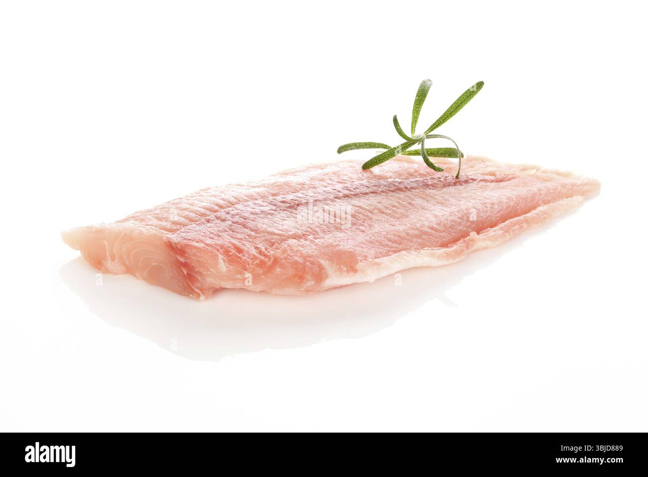 Filetto di pesce crudo fresco con erbe fresche isolate su fondo bianco. Cucina a base di pesce Foto Stock
