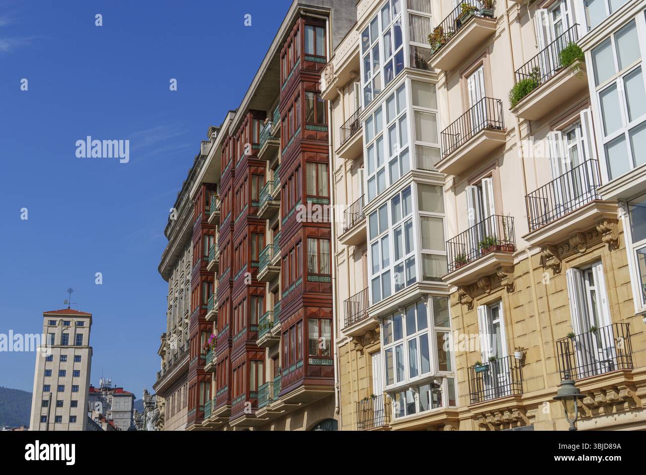Edifici residenziali urbani con diversi design architettonici, Bilbao, Paesi Baschi, Spagna, Europa Foto Stock