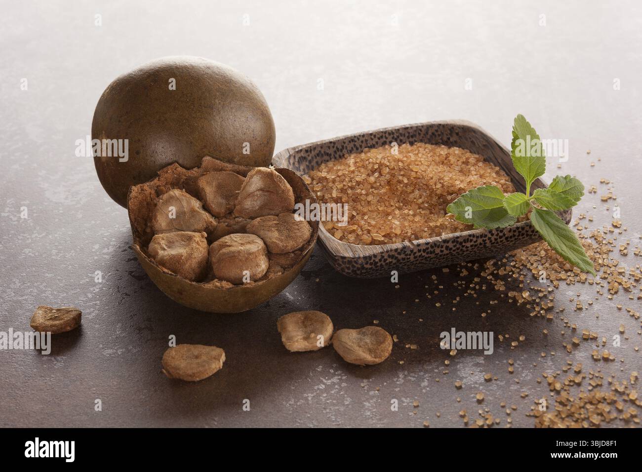 Luo Han Guo aka Monk Fruit rimedio naturale a base di erbe e zucchero su fondo marrone. Dolcificante potente e sano Foto Stock