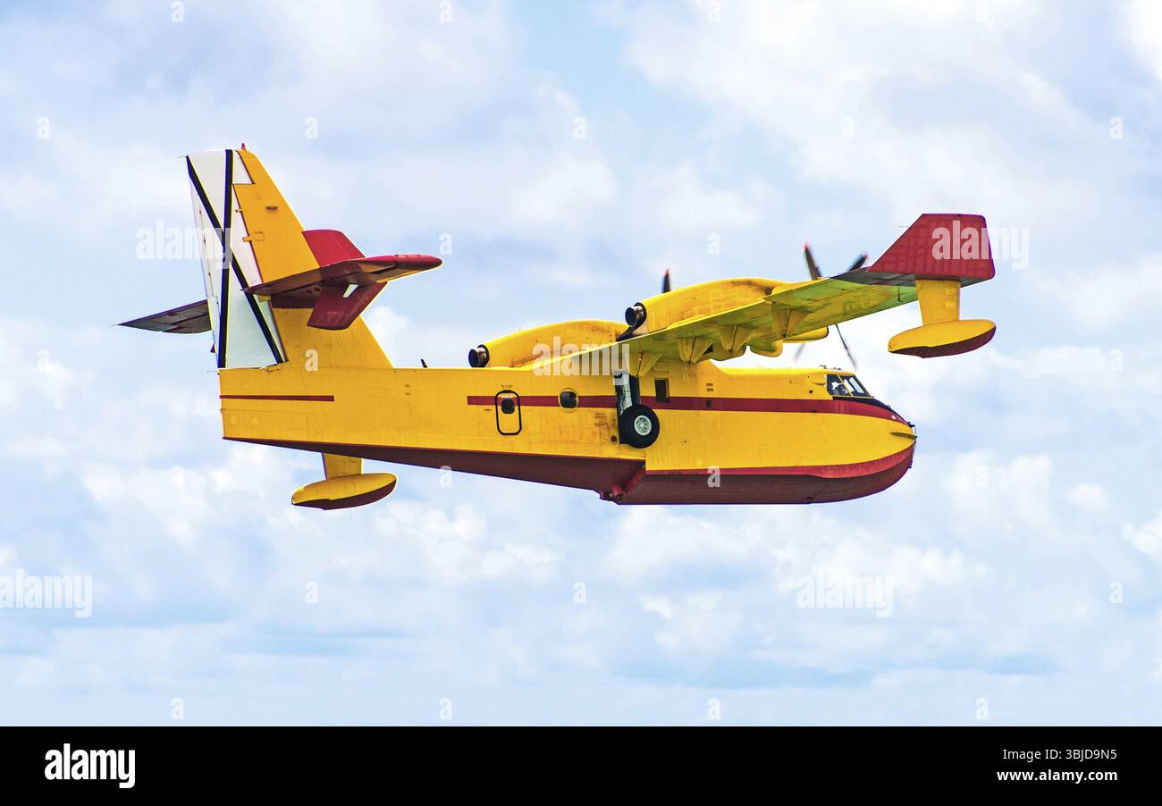 Antincendio aereo. Aeromobili che si preparano a raccogliere acqua di mare Foto Stock