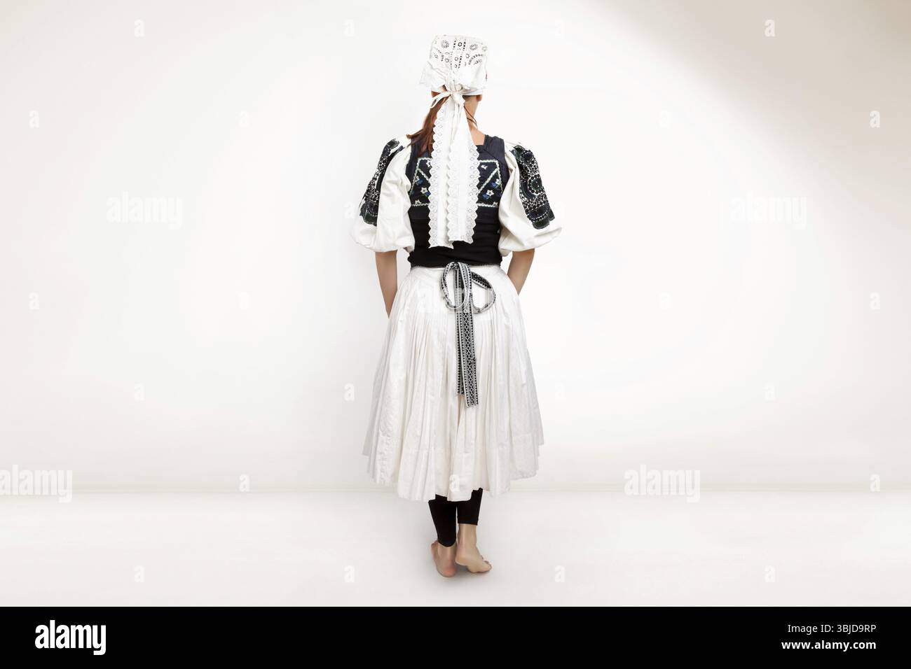 Bella donna in tradizionale costume folcloristico slovacco - kroj Foto Stock