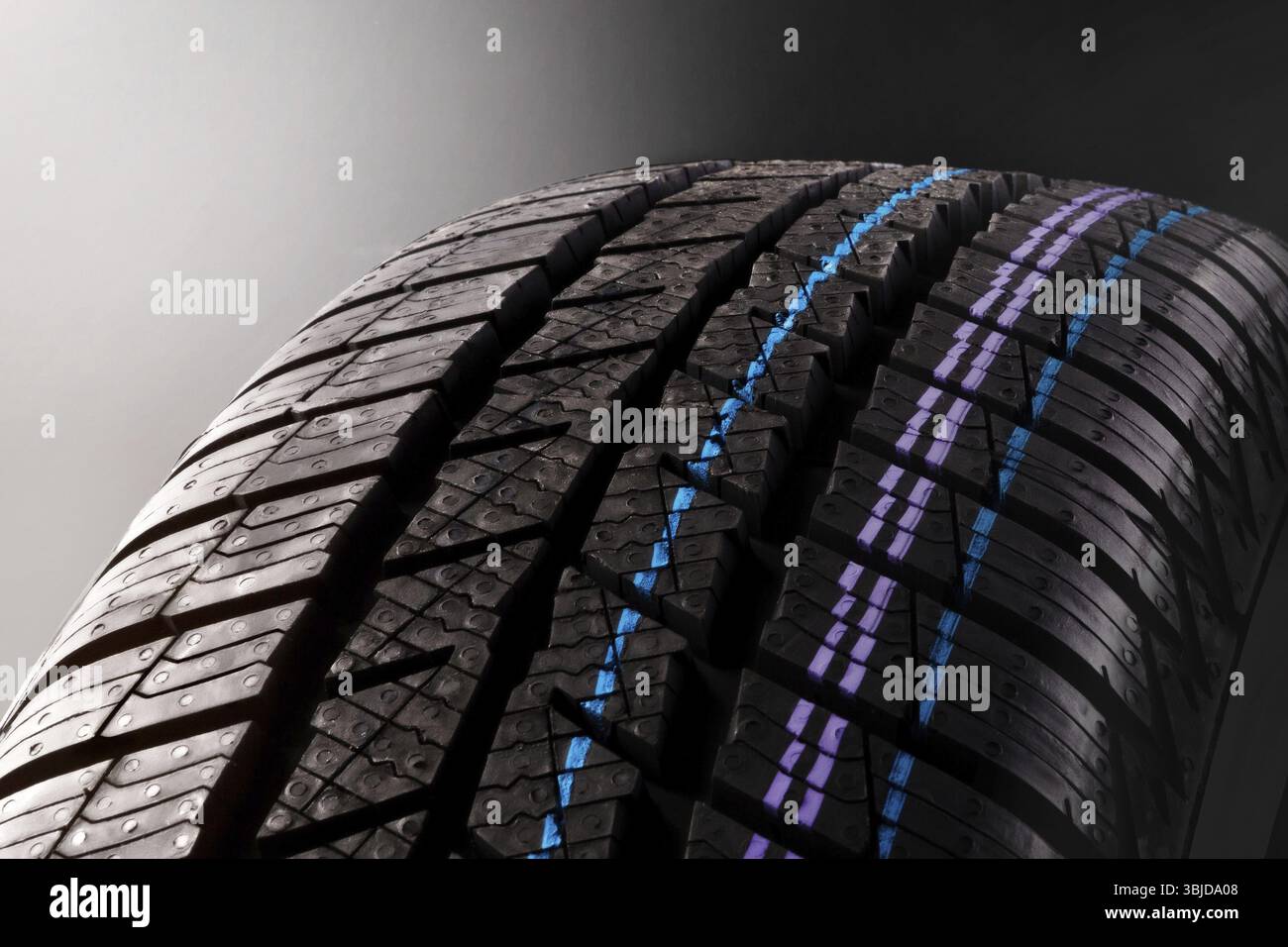 Nuovo design del battistrada degli pneumatici da neve isolato su sfondo scuro Foto Stock