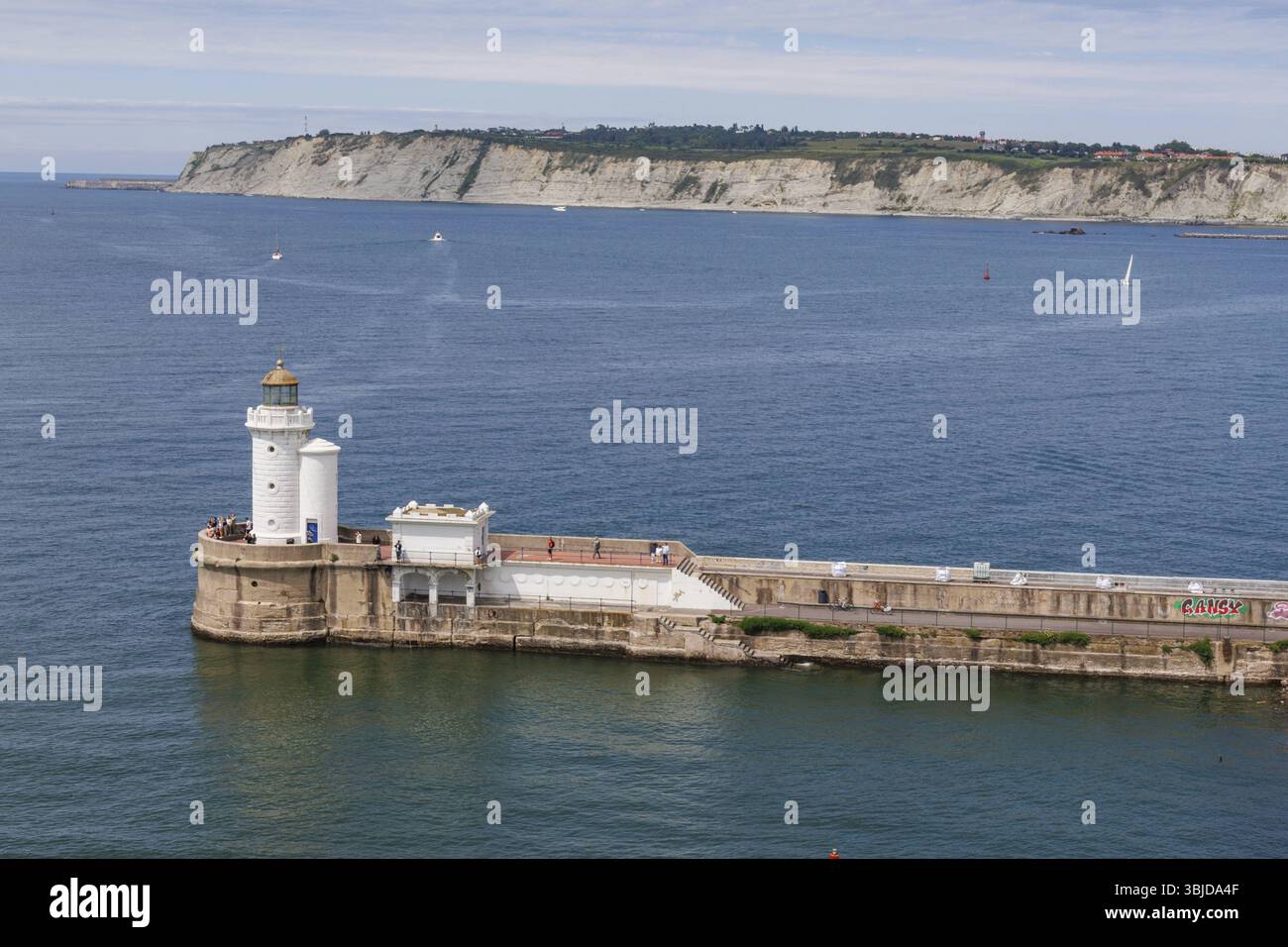 Faro sul molo con vista mozzafiato sul mare e sulla costa, Gexto, Paesi Baschi, Spagna, Europa Foto Stock