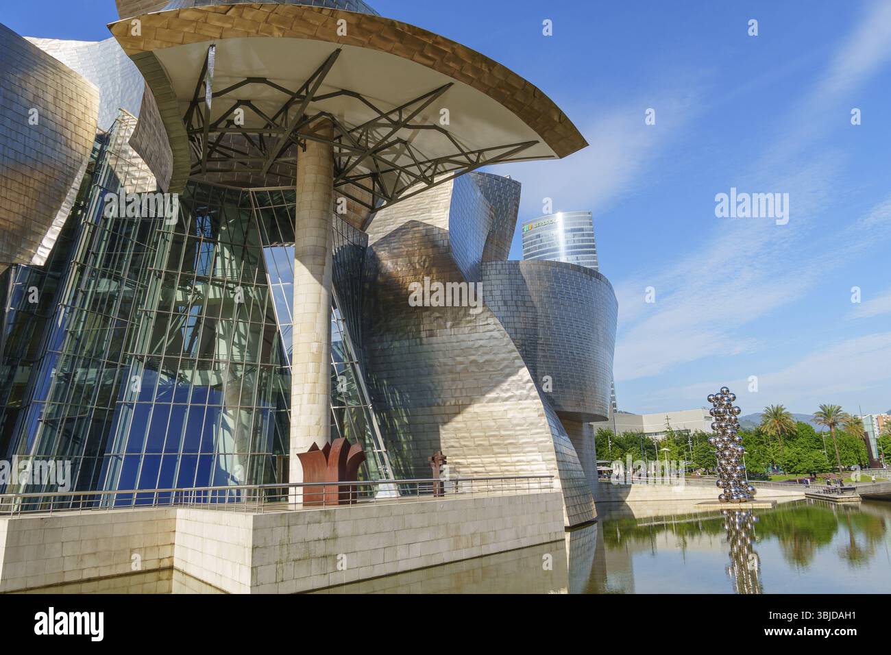 Edificio moderno con vetro e metallo riflesso nell'acqua, Bilbao, Paesi Baschi, Spagna, Europa Foto Stock