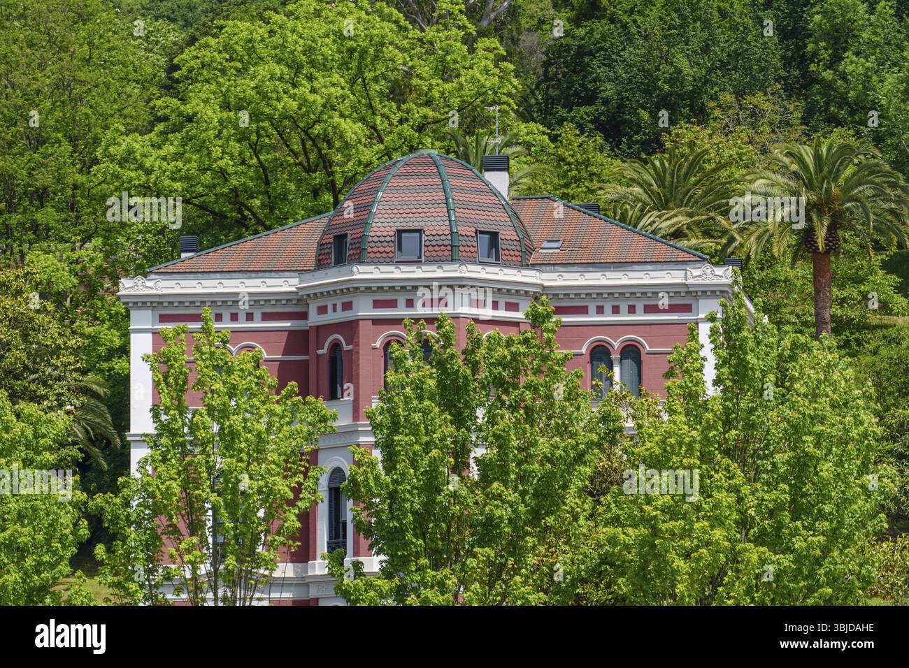 Un edificio classico con una cupola circondato da vegetazione lussureggiante, Bilbao, Paesi Baschi, Spagna, Europa Foto Stock