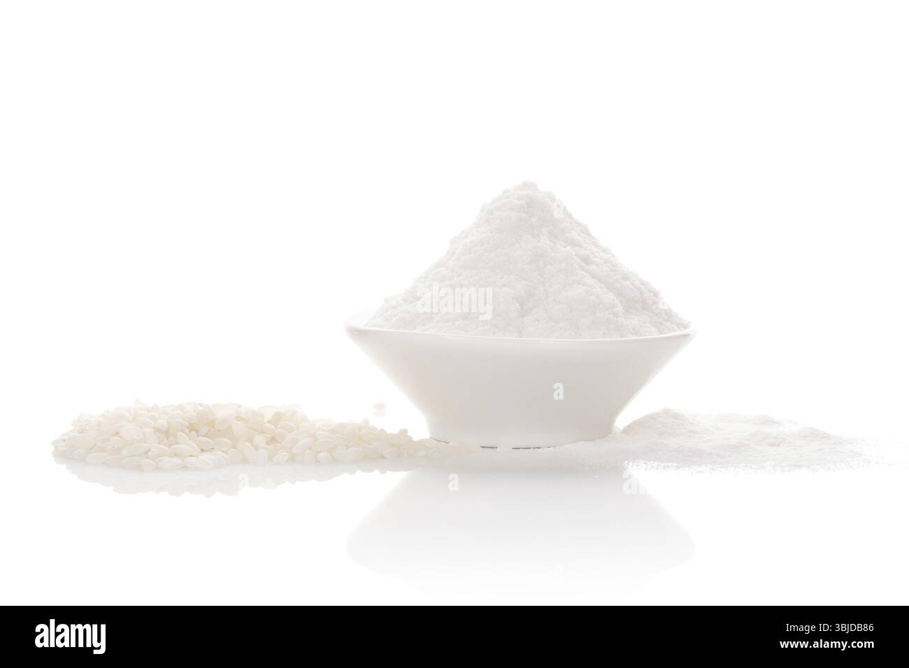 Riso bianco con farina di riso in un recipiente isolato su sfondo bianco. Farina senza glutine Foto Stock
