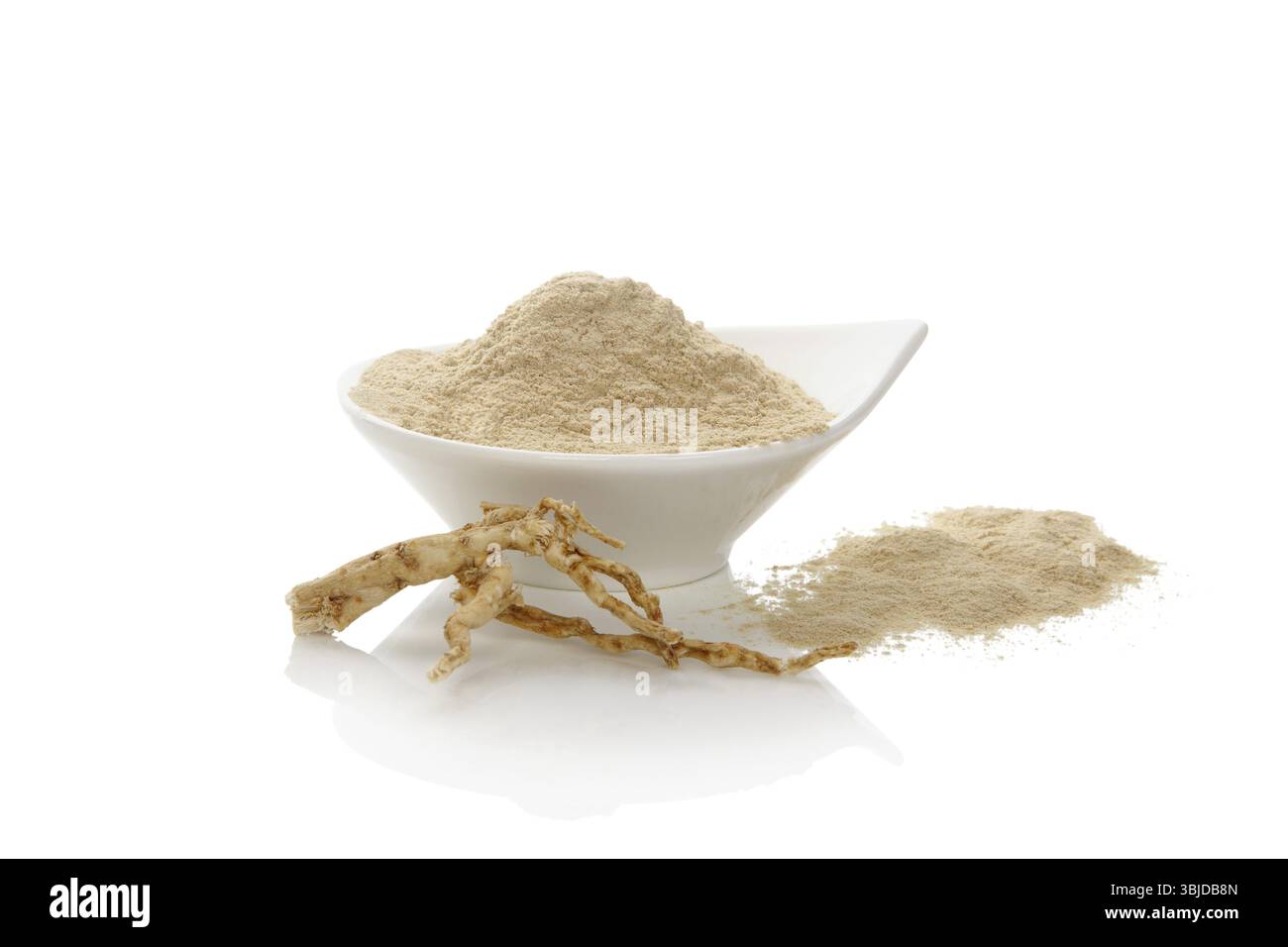 Polvere di radice di ginseng con radice di ginseng, isolata su sfondo bianco. Pianta medica sana, adattogeno, rimedio naturale. Ginseng coreano Foto Stock