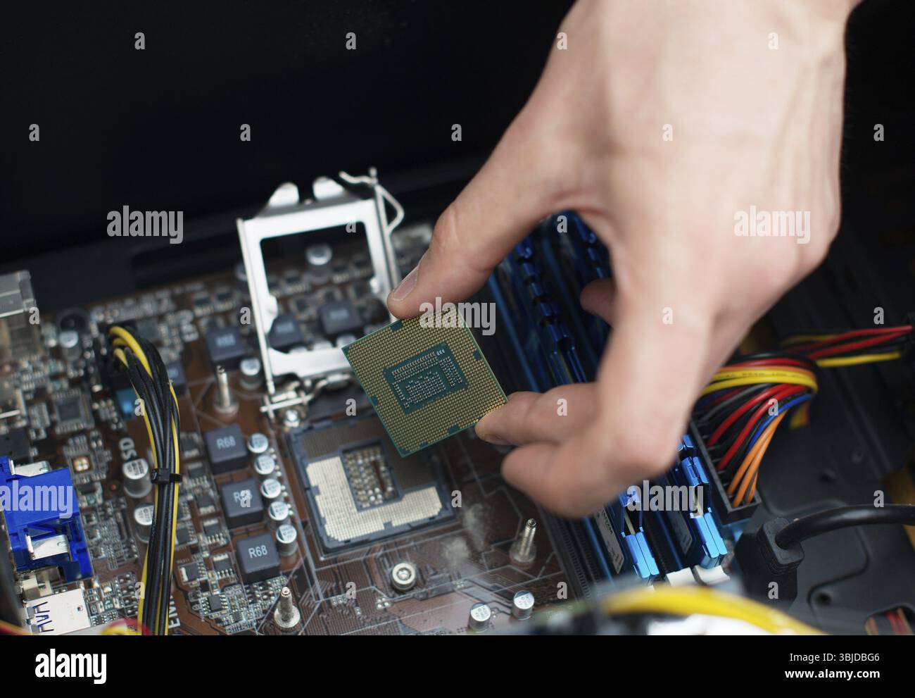 Tecnico informatico che installa la CPU nella scheda madre Foto Stock