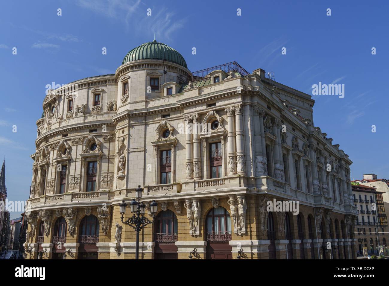 Edificio storico con architettura rinascimentale e cupola sotto un cielo blu, Bilbao, Paesi Baschi, Spagna, Europa Foto Stock