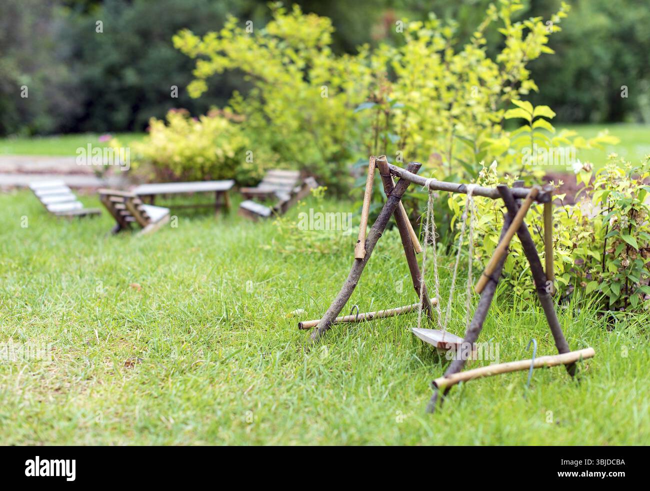 Altalena e mobili in giardino Foto Stock