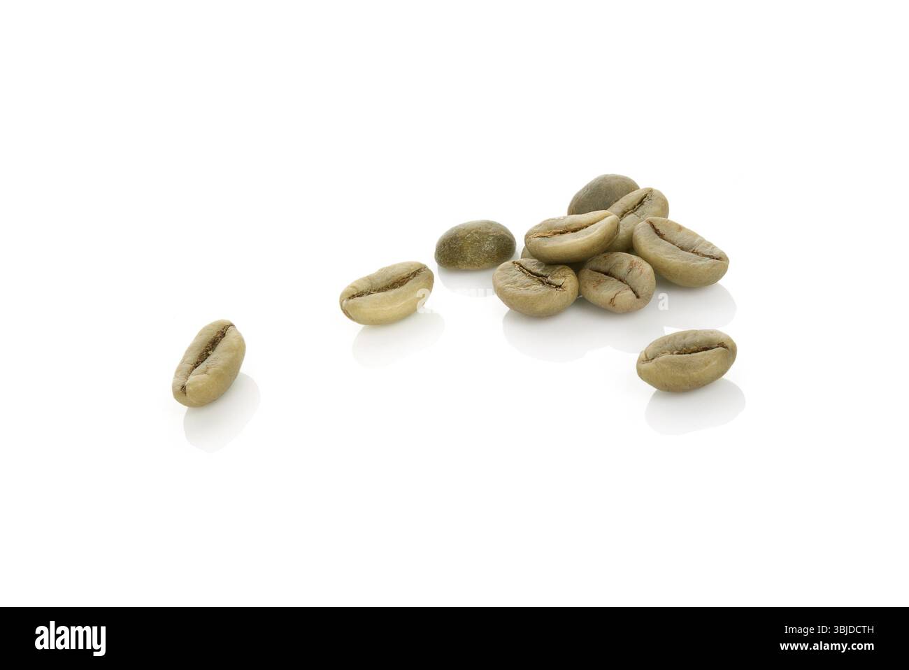 Chicchi di caffè verdi isolati su sfondo bianco. Sana perdita di peso naturale Foto Stock