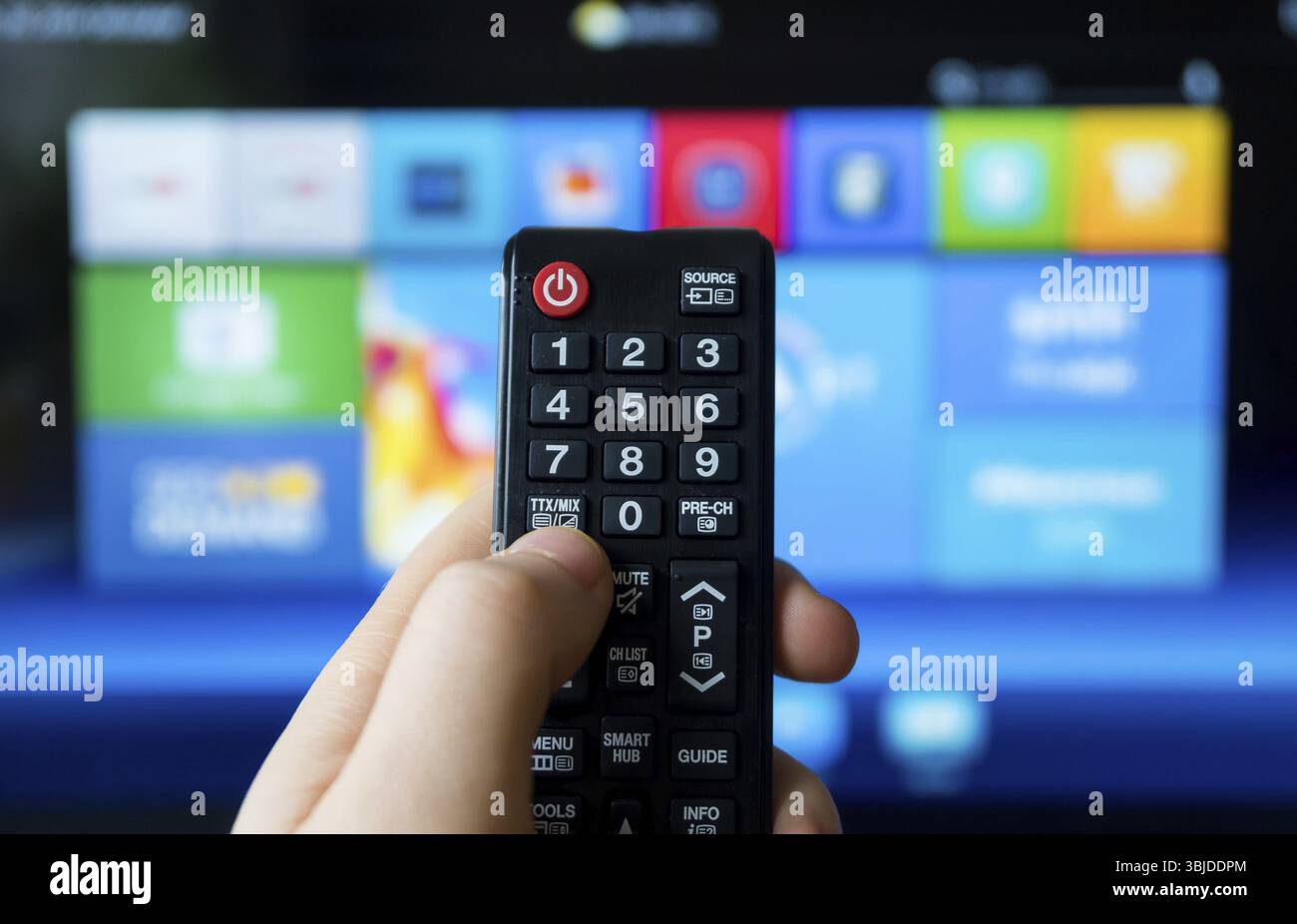 Telecomando TV con impugnatura maschio. Smart TV Foto Stock