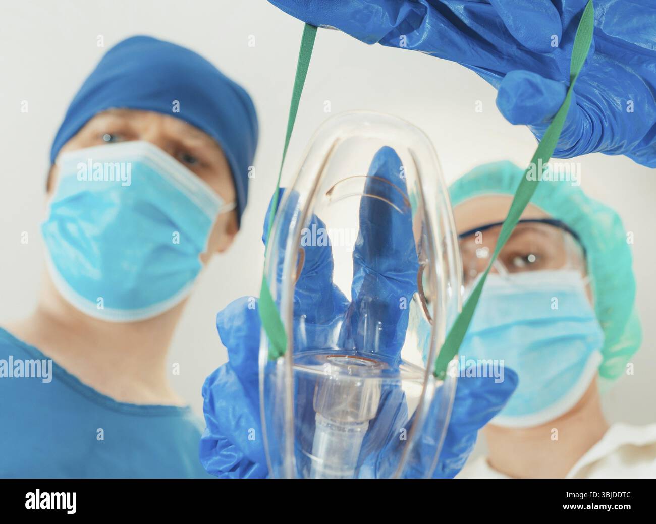 Operatori medici che danno maschera al paziente Foto Stock
