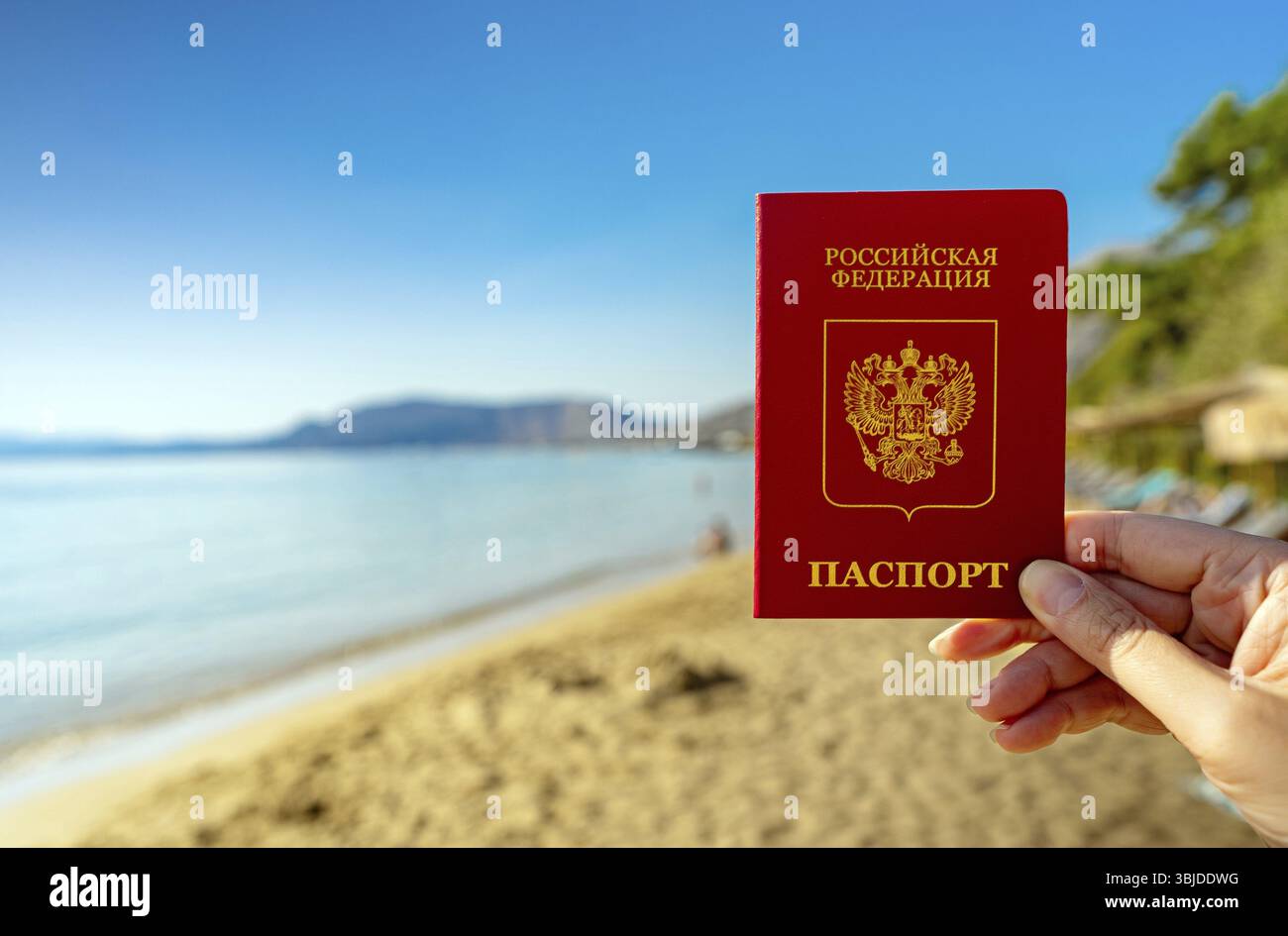 Uomo con passaporto russo sullo sfondo di un paese tropicale Foto Stock