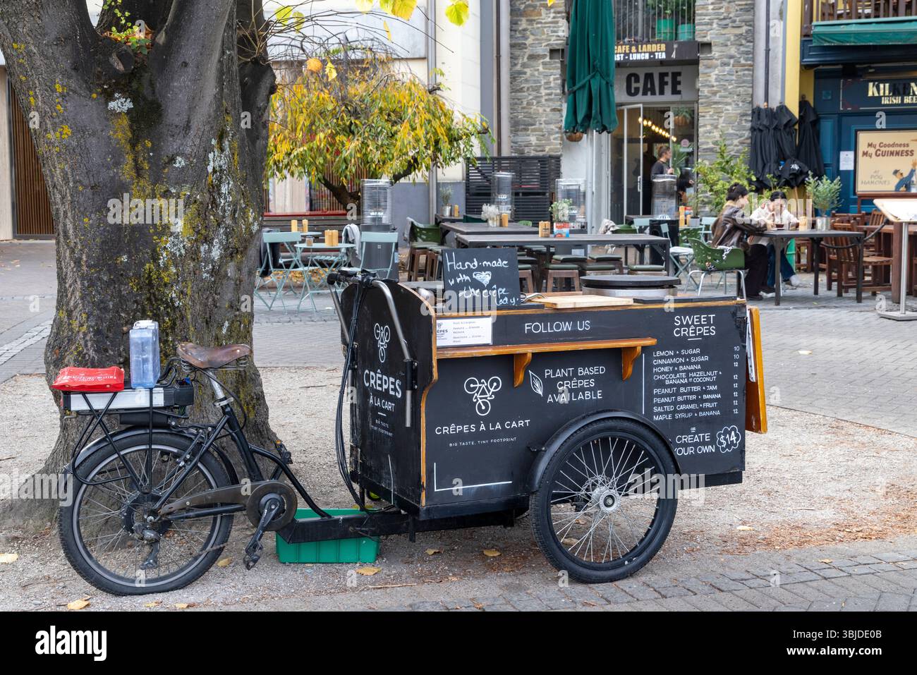 Queenstown Wharf fronte lago, nuova Zelanda, carrello di crepes che vende una gamma di crepes,2025 Foto Stock