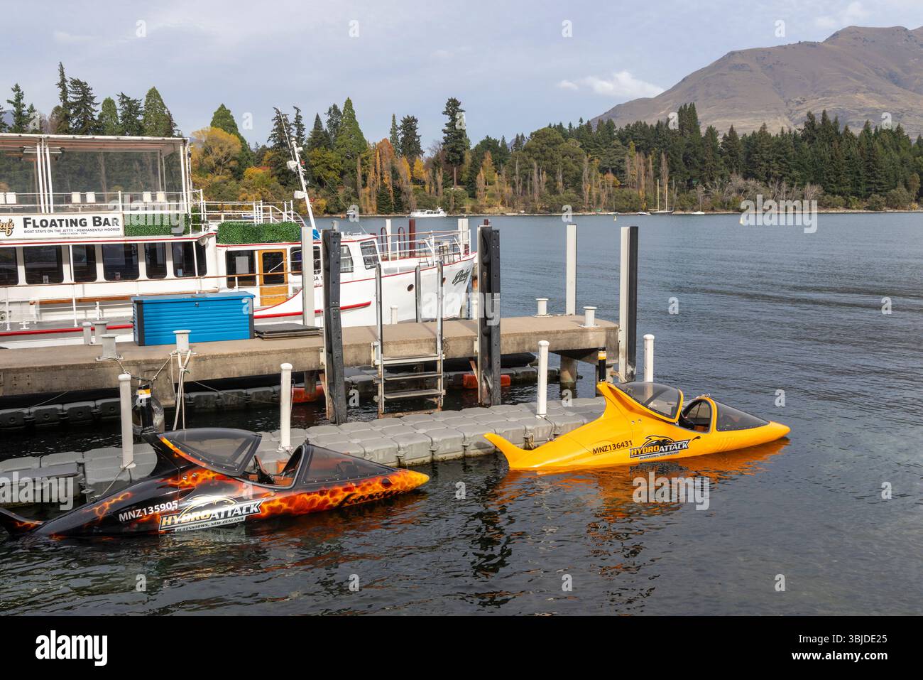 L'attacco idro brilla e si riversa in questa imbarcazione da pesca Seabreacher, Lake Wakatipu, Queenstown, nuova Zelanda Foto Stock