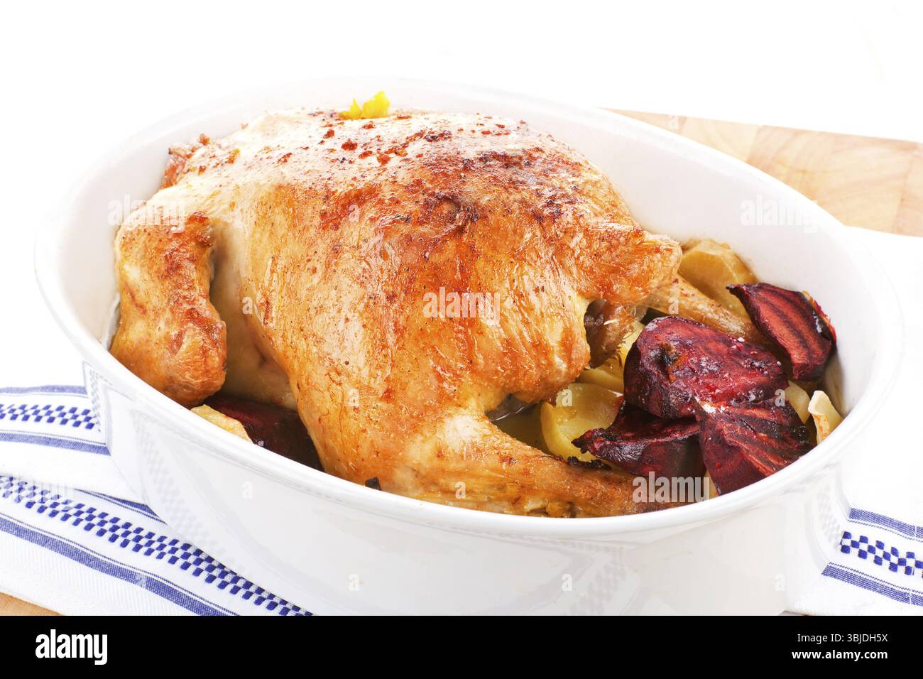 Pollo intero dorato alla griglia in piatto da forno. Delizioso pollo tradizionale Foto Stock