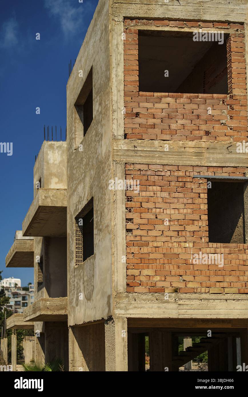Edificio di appartamenti di lusso infinito. Crisi economica Foto Stock