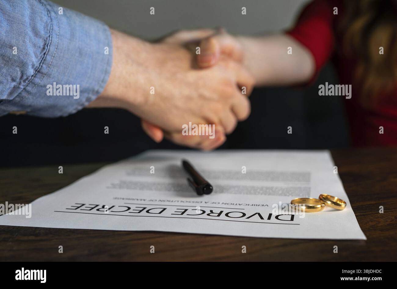 Ex marito e moglie stringono la mano Foto Stock