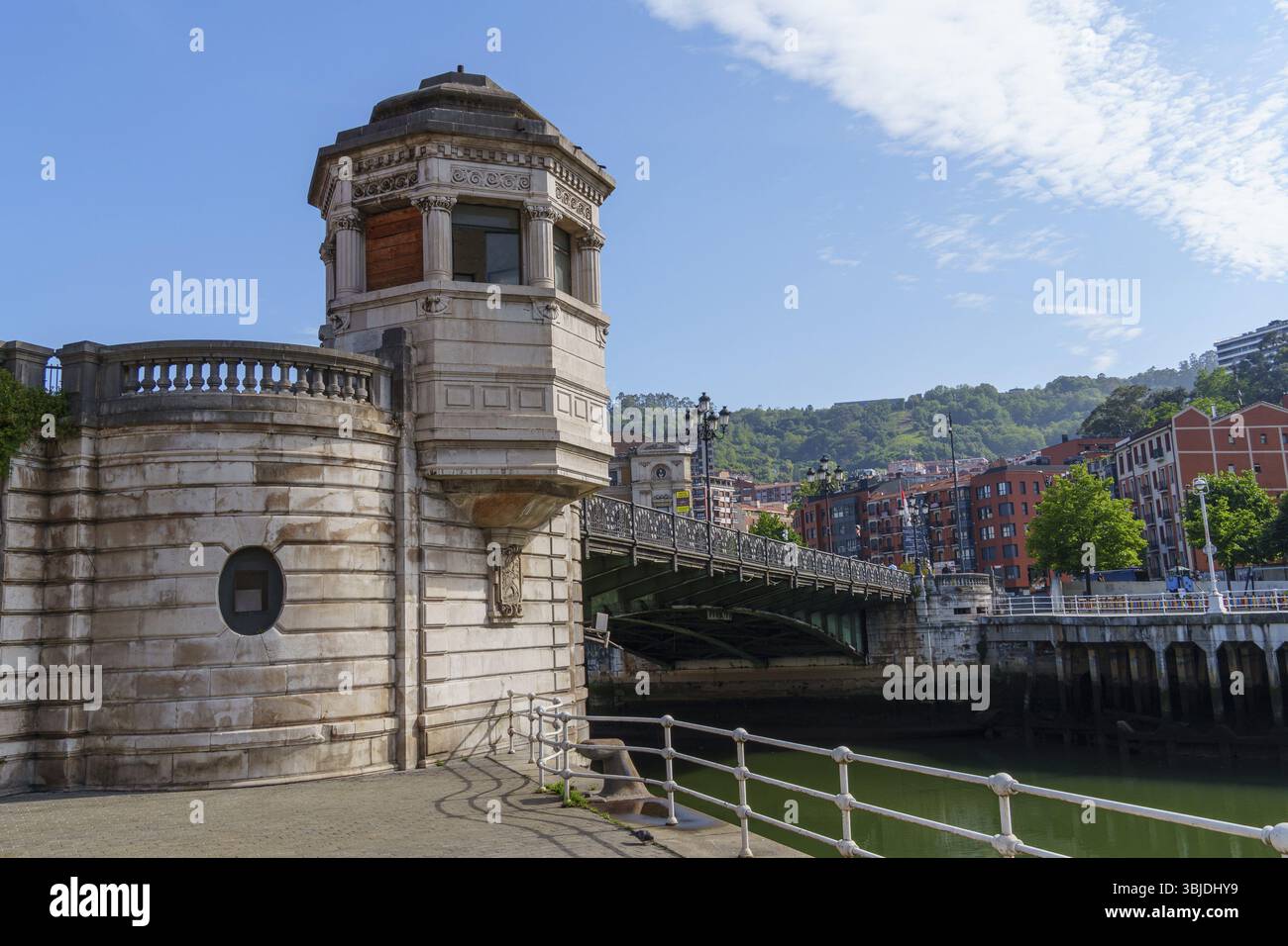 Passeggiata sul lungomare con ponte e padiglione di fronte a una città sotto un cielo blu, Bilbao, Paesi Baschi, Spagna, Europa Foto Stock